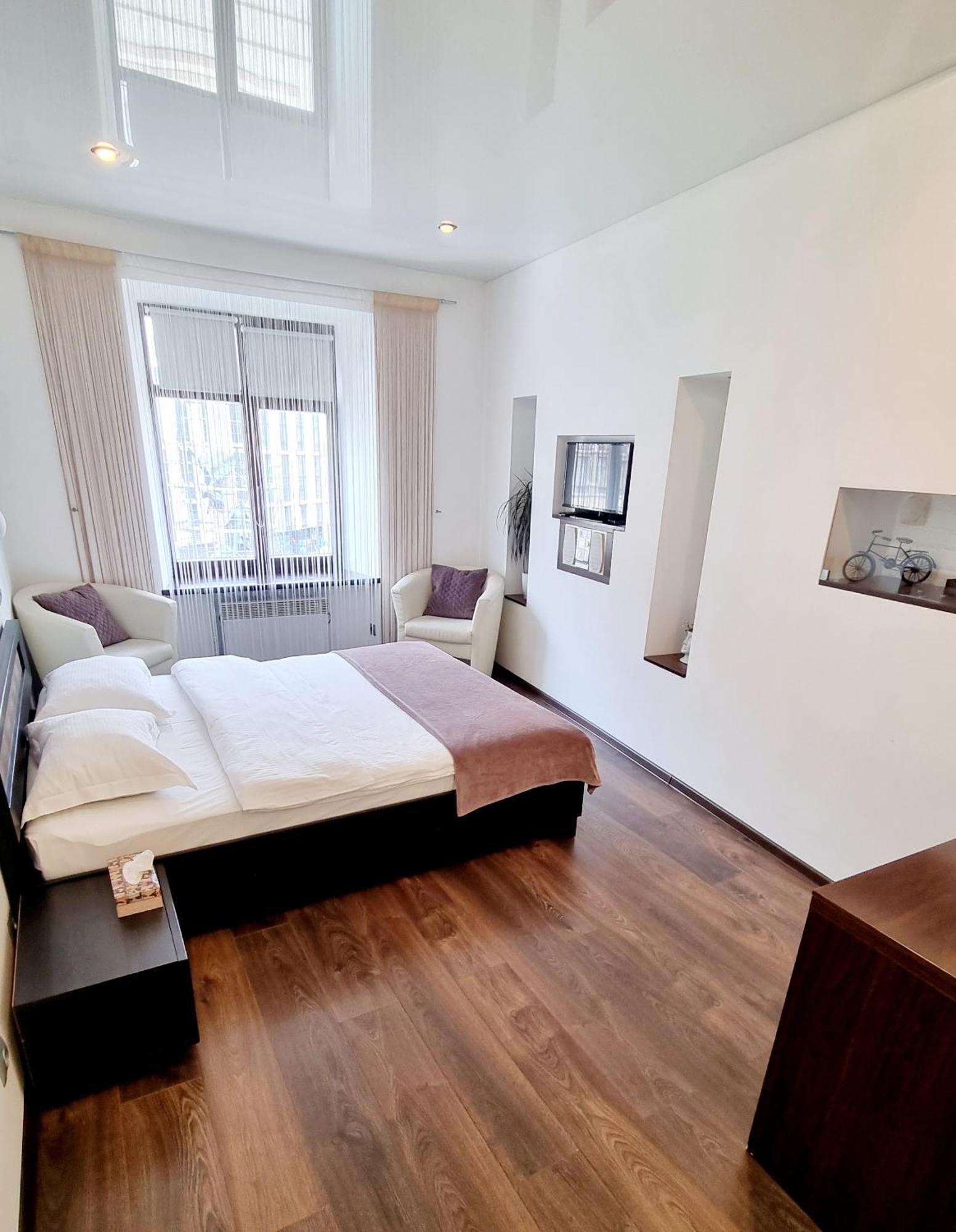 Apartment Mitskevycha Square 5 Lviv Buitenkant foto